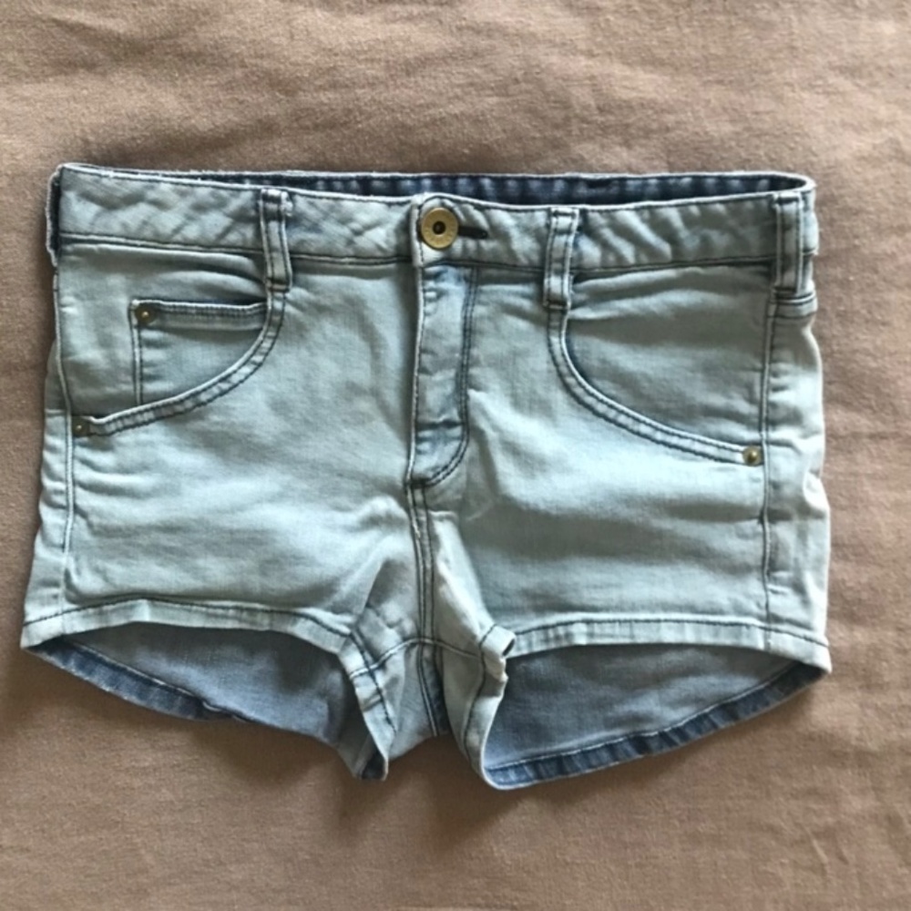 THEYSKEN’S THEORY mid rise light blue denim shorts 27 / small
